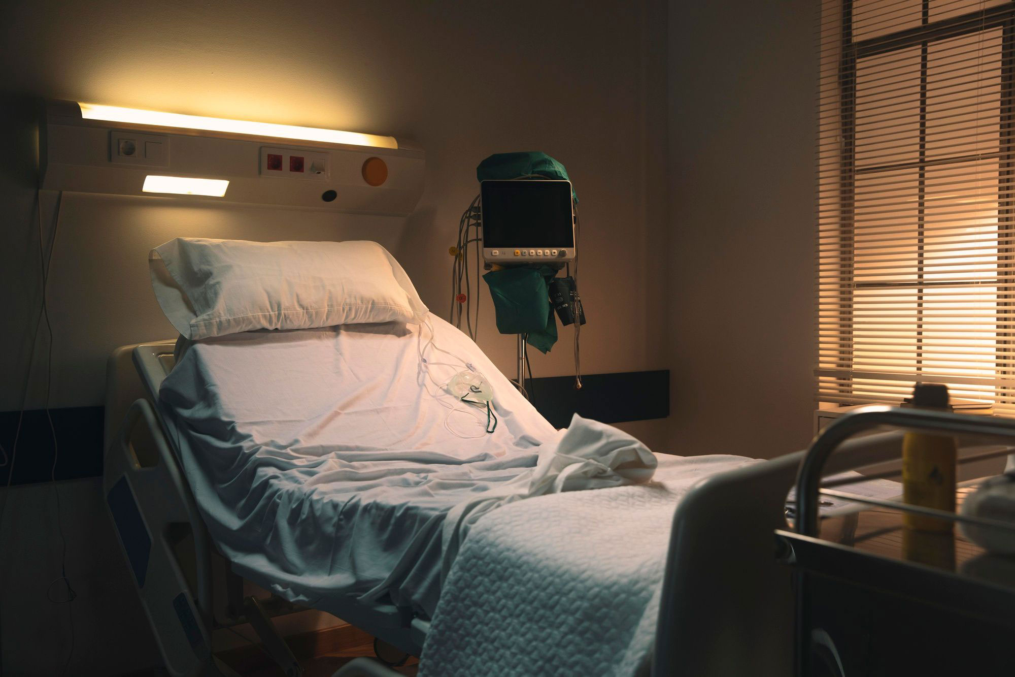 Что делать, если умер человек в больнице: порядок действий